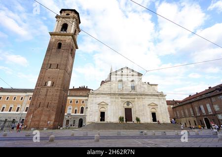 TURIN, ITALIEN - 18. AUGUST 2021: Kathedrale des heiligen Johannes des Täufers mit Glockenturm in Turin, Italien Stockfoto