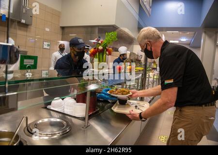 Berichten: Der amtierende Verteidigungsminister Christopher C. Miller erhält sein Thanksgiving-Dinner, während er als Naval Support Activity mit Truppen diniert Bahrain, 25. November 2020. Stockfoto