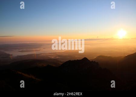 stimmungsvoller Sonnenaufgang, Blick vom Gipfel der kampenwand (1669 m) im chiemgau,chiemsee,Blick über das Wolkenmeer,chiemgauer alpen,bei aschau,oberbayern,bayern,süddeutschland,deutschland Stockfoto