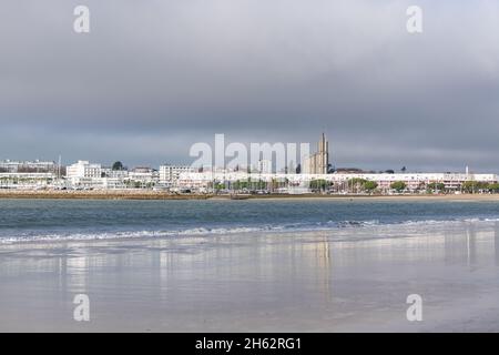 Royan, der Strand, mit der Kathedrale im Hintergrund, mit Reflexion im Wasser Stockfoto