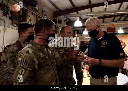 Berichten: Der amtierende Verteidigungsminister Christopher C. Miller besucht am Thanksgiving-Tag Truppen im Lager Lemonnier, Dschibuti, 26. November 2020. Stockfoto