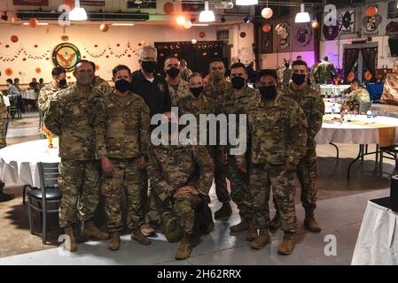 Berichten: Der amtierende Verteidigungsminister Christopher C. Miller besucht am Thanksgiving-Tag Truppen im Lager Lemonnier, Dschibuti, 26. November 2020. Stockfoto