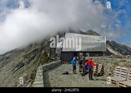 Wanderer und Kletterer auf der cabane de tracuit Hütte,zinal,val d'anniviers,wallis,schweiz Stockfoto