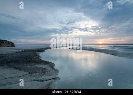 frankreich,normandie,Le mont saint michel,Sonnenaufgang im wattenmeer am mont saint michel,unseco Weltkulturerbe Stockfoto