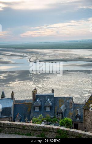 frankreich,normandie,Le mont saint michel,Sonnenaufgang im wattenmeer,historische Häuser auf dem mont saint michel,unseco Weltkulturerbe Stockfoto