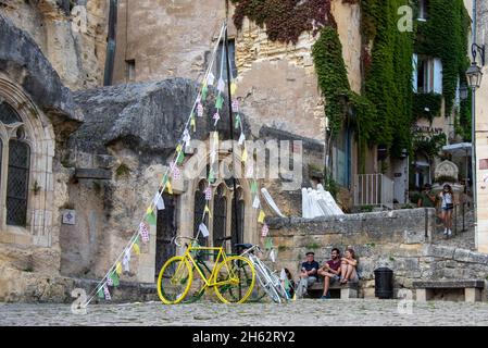 frankreich, Nouvelle-aquitaine, departement gironde, saint emilion, Fahrräder in der Altstadt, Touristen Stockfoto