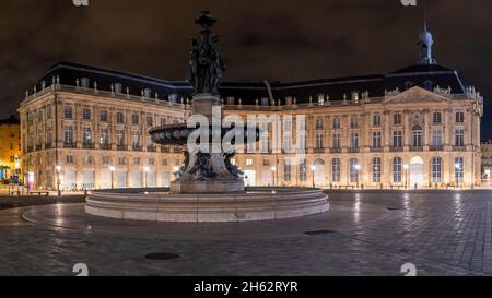 frankreich, bordeaux, novelle-aquitaine, Brunnen an der Börse, Place de la Bourse, nachts Stockfoto