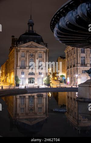 frankreich, bordeaux, novelle-aquitaine, Brunnen an der Börse, Place de la Bourse, nachts Stockfoto