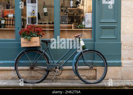 frankreich, Nouvelle-aquitaine, departement gironde, saint emilion, altes Fahrrad, steht vor dem Weinladen in der Altstadt Stockfoto