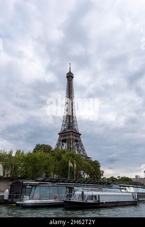 frankreich, paris, ãžle-de-france, eiffelturm, Restaurantschiff auf der seine Stockfoto