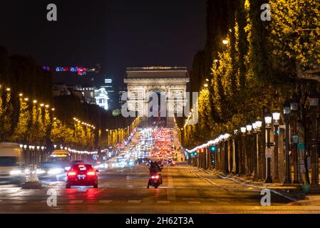 frankreich, ile-de-france, paris, Boulevard champs-elysées mit Straßenverkehr, dahinter der Triumphbogen, nachts