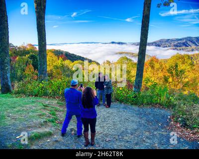 Peopleting Bilder mit Wolken im Tal von der neu entdeckten Gap Road im Great Smoky Mountains National Park in North Carolina Stockfoto