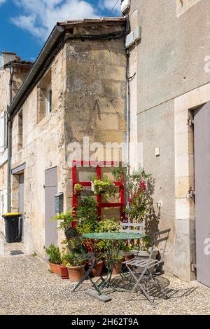 frankreich, Nouvelle-aquitaine, departement gironde, saint emilion, Sitzbereich mit Blumen und Kräutern in der Altstadt, ist ein unesco-Weltkulturerbe Stockfoto