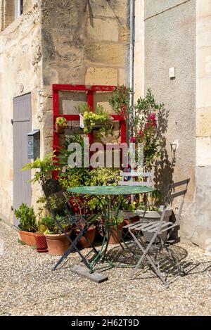 frankreich, Nouvelle-aquitaine, departement gironde, saint emilion, Sitzbereich mit Blumen und Kräutern in der Altstadt, ist ein unesco-Weltkulturerbe Stockfoto