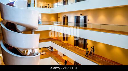 Das große Atrium mit Oberlichtern und einer dramatischen Wendeltreppe im Museum of American Arts & Crafts Movement in St. Petersburg, Florida, USA Stockfoto