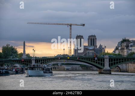 frankreich, paris, die Kathedrale notre dame bei Sonnenuntergang auf einem Gerüst, Rekonstruktion nach dem Brand im april 2019, große Baustelle Stockfoto