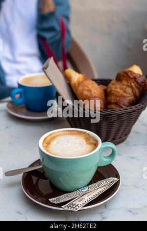 frankreich, paris, Cappuccino und Croissants Stockfoto