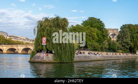 frankreich,ãžle-de-france Region,paris,Stadtinsel ãžle de la Cite in der Nähe der kathedrale notre dame,Jugendliche sitzen am Ufer der seine Stockfoto