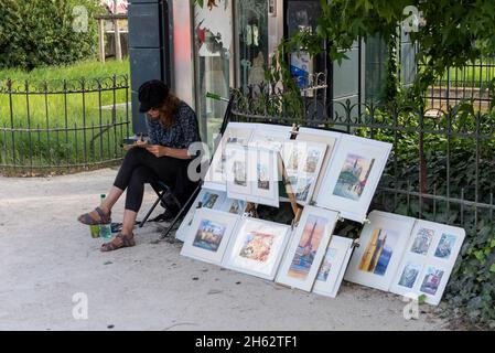 frankreich, Region ãžle-de-france, paris, Painter befindet sich vor der kathedrale notre dame und bietet Gemälde mit Stadtansichten von paris Stockfoto