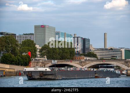 frankreich, Region ãžle-de-france, paris, Binnenschiff auf der seine, hinter dem IT-Bürogebäude der Eisenbahngesellschaft sncf und der Investmentbank natixis Stockfoto