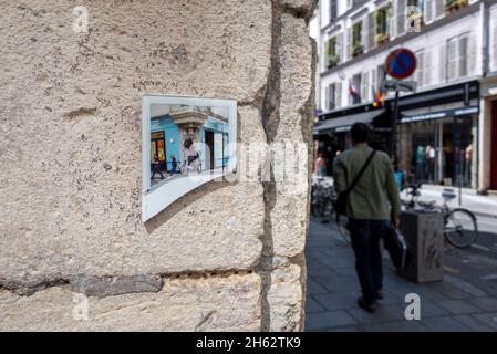 paris, frankreich, gebrochenes Bild an einer Ecke, Passant, marys jüdisches Viertel in paris Stockfoto