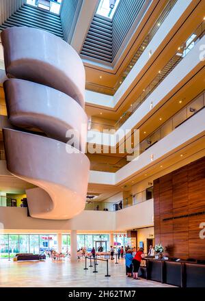 Das große Atrium mit Oberlichtern und einer dramatischen Wendeltreppe im Museum of American Arts & Crafts Movement in St. Petersburg, Florida, USA Stockfoto