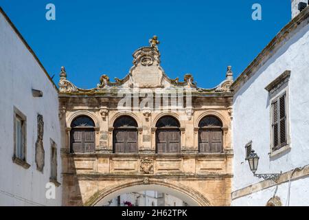 ostuni, provinz brindisi, apulien, italien. In den Gassen von ostuni. ostuni wird auch die weiße Stadt genannt Stockfoto