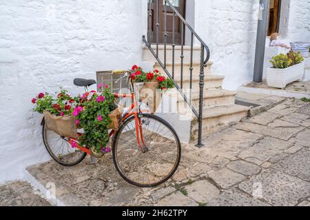 alberobello, provinz bari, salento, apulien, italien, europa. In den Gassen von alberobello Stockfoto