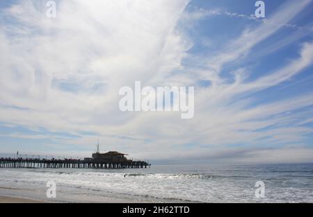 Sonniger Tag am Santa Monica Pier in Santa Monica, Kalifornien, USA Stockfoto