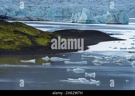 Eisberge treiben im Gletschersee fjallsárlón, am Rand des Fjallsjökull-Gletschers, im nationalpark vatnajökull, island Stockfoto