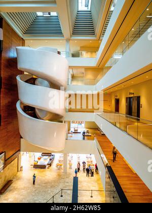 Das große Atrium mit Oberlichtern und einer dramatischen Wendeltreppe im Museum of American Arts & Crafts Movement in St. Petersburg, Florida, USA Stockfoto