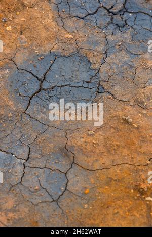 Farben und Risse in der Erde auf einem Schlammtopf im Solfatargebiet von hverarönd, auch námaskarã, námafjall, Region mã½vatn im Norden islands genannt Stockfoto