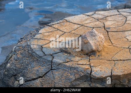 Farben und Risse in der Erde auf einem Schlammtopf im Solfatargebiet von hverarönd, auch námaskarã, námafjall, Region mã½vatn im Norden islands genannt Stockfoto