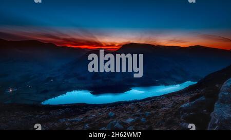 Erstes Licht über dem Buttermere Lake im englischen Lake District.Moody Mountain Landscape scenery at Dawn.View from High up. Stockfoto