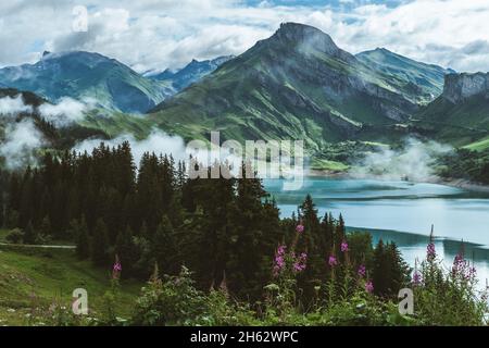 lac de roselend mit Morgennebel Stockfoto