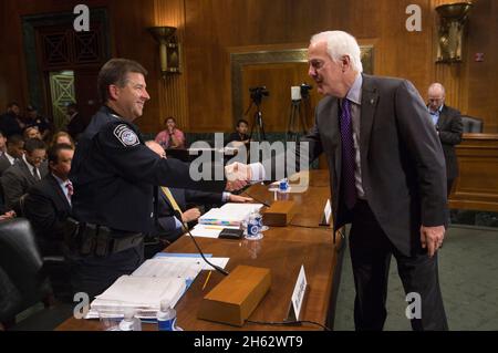 Senator John Cornyn, rechts, begrüßt John Wagner, den stellvertretenden stellvertretenden stellvertretenden Exekutivkommissar des Außendienstbüros, kurz vor einer Anhörung des Senats im Justizunterausschuss des Senats für Grenzsicherheit und Einwanderung über Visaüberschreitungen in Washington, D.C., 12. Juli 2017 Stockfoto