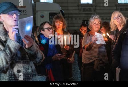 London, Großbritannien. November 2021. Richard Ratcliffe, Ehemann von Nazanin Zaghari-Ratcliffe, der im Iran eine längere Haftstrafe verbüßt, am 20. Tag seines Hungerstreiks vor dem Auswärtigen Amt. Eine Menge von mehr als 75 Anhängern sang Lieder, um ihn zu ermutigen, seinen Protest zu führen. Kredit: Rob Taggart/Alamy Live Nachrichten Gutschrift: Rob Taggart/Alamy Live Nachrichten Stockfoto