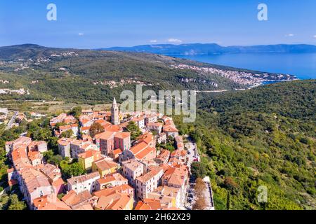 Eine erstaunliche Aufnahme der Altstadt Labin mit der Kirche St. Just - San Giusto, auf der rechten Seite ist das touristische Zentrum von Rabac, Istrien, Rabac Stockfoto