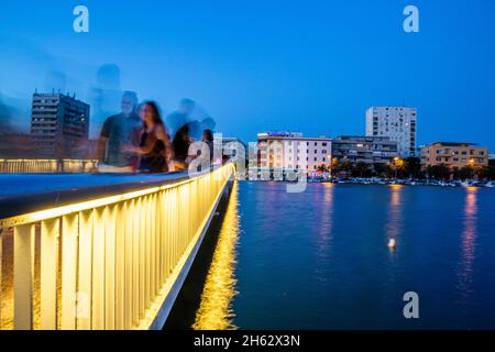 Farbenfrohe Langzeitbelichtung während der blauen Stunde des Blickes auf die jazine Bay Bridge, zadar, dalmatien, kroatien Stockfoto