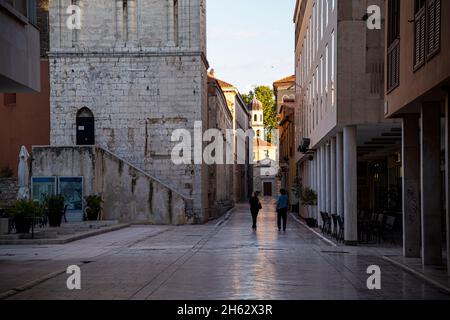 Eine Fußgängerzone in der Altstadt von zadar, dalmatien, kroatien Stockfoto