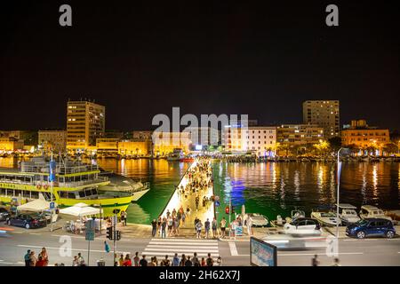 Farbenfrohe Langzeitbelichtung während der blauen Stunde des Blickes auf die jazine Bay Bridge, zadar, dalmatien, kroatien Stockfoto