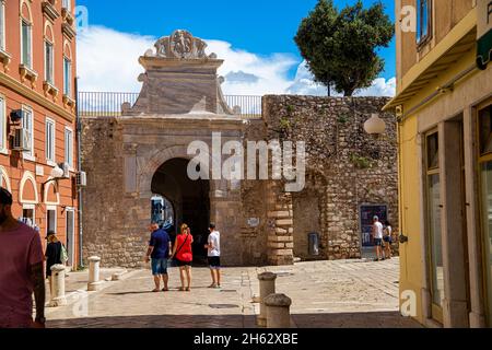 Eine Fußgängerzone in der Altstadt von zadar, dalmatien, kroatien Stockfoto