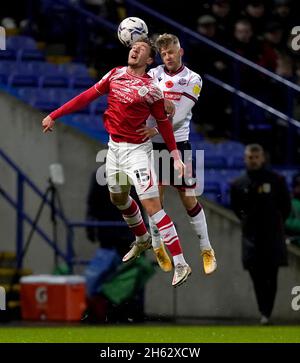 Callum McFadzean im Einsatz mit Lloyd Isgrove von Bolton Wanderers während des Sky Bet League One-Spiels im University of Bolton Stadium, Greater Manchester. Bilddatum: Freitag, 12. November 2021. Stockfoto