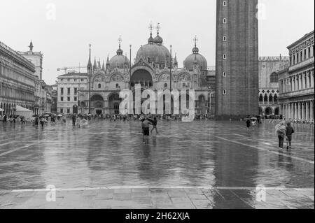 Blick auf die Basilika von san marco und auf den markusplatz in venedig, italien. Architektur und Wahrzeichen von venedig. Stadtbild von venedig bei Regen. Stockfoto