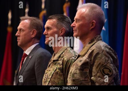 Der amtierende US-Verteidigungsminister Patrick M. Shanahan führt den Vorsitz über den Befehlswechsel des US-Sondereinsatzkommandos, Tampa, Florida, 29. März 2019. U.S. Army General Richard D. Clarke (Mitte) übernahm das Kommando von U.S. Army General Raymond A. Thomas III (rechts). Stockfoto