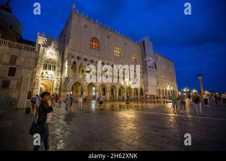 Fantastische Nacht auf dem markusplatz mit dem campanile und der Basilika des heiligen Markus. Bunte abendliche Stadtansicht von venedig, italien, europa mit viel reflektierendem Wasser. Stockfoto