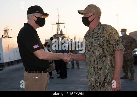 Berichten: Der amtierende Verteidigungsminister Christopher C. Miller besucht die Naval Support Activity Bahrain, 25. November 2020. Stockfoto