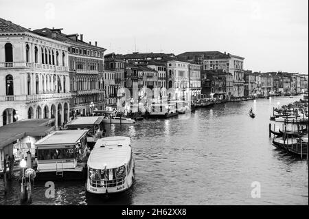 Gebäude Fassaden, Boote und Gondeln auf dem Canal grande von der rialtobrücke (ponte di rialto), venedig, italien Stockfoto