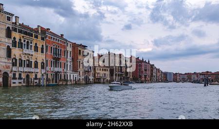 Eine Fahrt auf dem Canal Grande in venedig mit einem Wassertaxi. Das sogenannte Vaporetto ist ein Hauptverkehrsmittel des öffentlichen Nahverkehrs und fährt 24 Stunden am Tag. venedig, italien Stockfoto