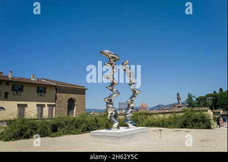 tony cragg im boboli-Garten in florenz (florenz),Skulpturen elliptische Säule,2012 und Blickwinkel,2018 Stockfoto